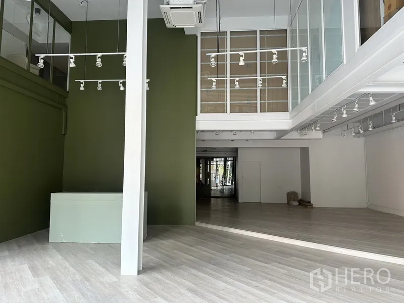 零售空间 出租在Khlong Toei, Bangkok - 主大厅，挑高天花、吊灯与上层玻璃隔间。