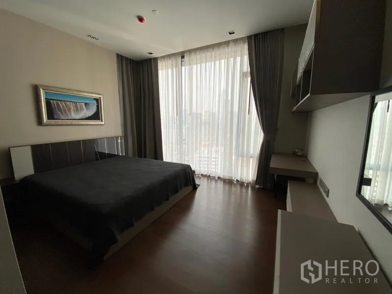 คอนโด ให้เช่าในKhlong Toei, Bangkok - ห้องนอนที่สองเตียงคิงพร้อมโต๊ะบิวท์อินและหน้าต่างบานใหญ่ชมวิวเมือง