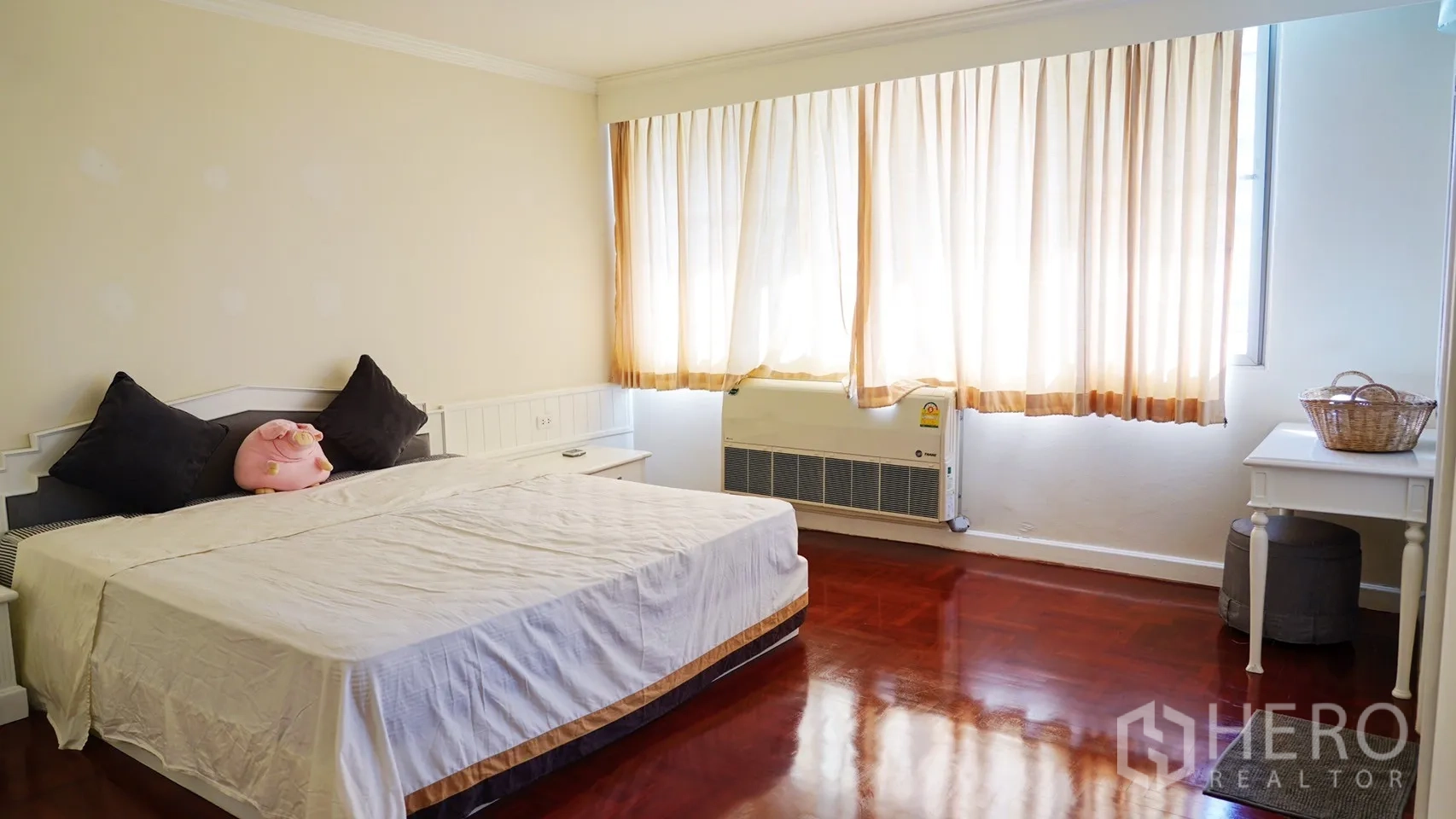 อพาร์ทเมนท์ ให้เช่าในWatthana, Bangkok - ห้องนอนอบอุ่น หน้าต่างใหญ่ ผ้าม่านอ่อน โต๊ะข้าง และพื้นไม้เงา