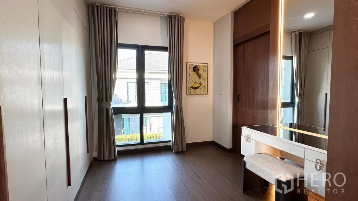 Detached House for rent in Bang Phli, Samut Prakan - Walk‑in dressing room with vanity and floor‑to‑ceiling wardrobes.