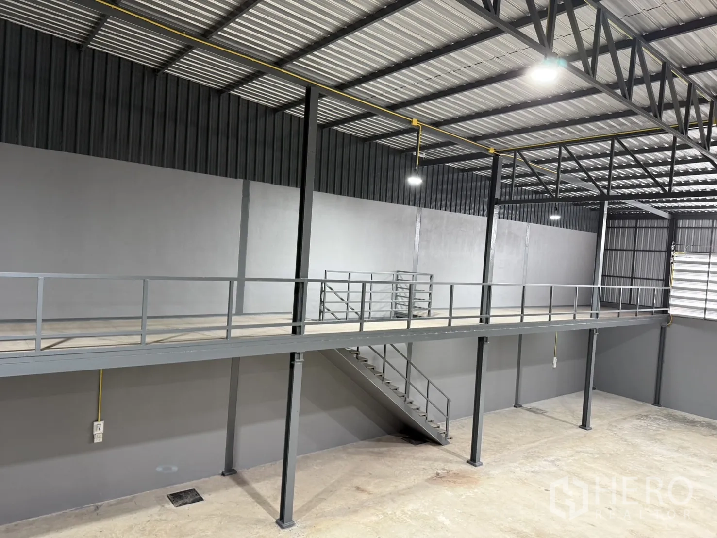 โกดัง for rent in Lam Luk Ka, Pathum Thani - ทางเดินชั้นลอยพร้อมราวกันตกและบันได