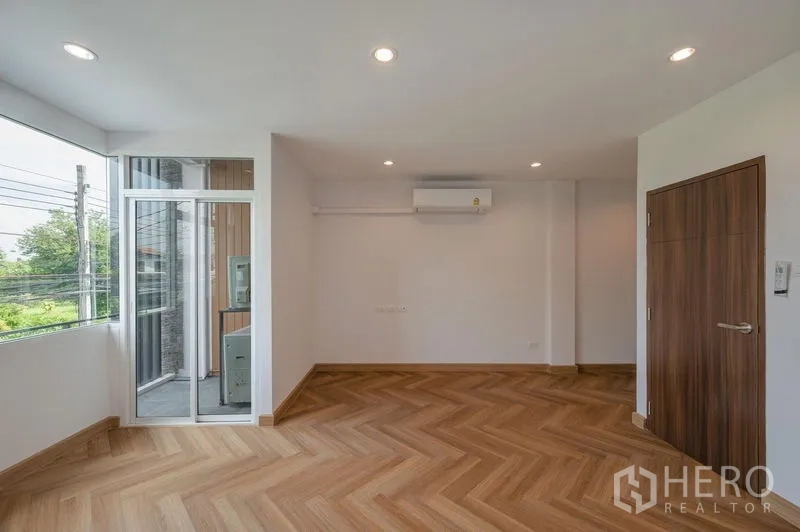 ทาวน์เฮาส์ ขายในLat Phrao, Bangkok - ห้องนอนติดแอร์ พร้อมประตูออกระเบียงและประตูไม้ภายใน