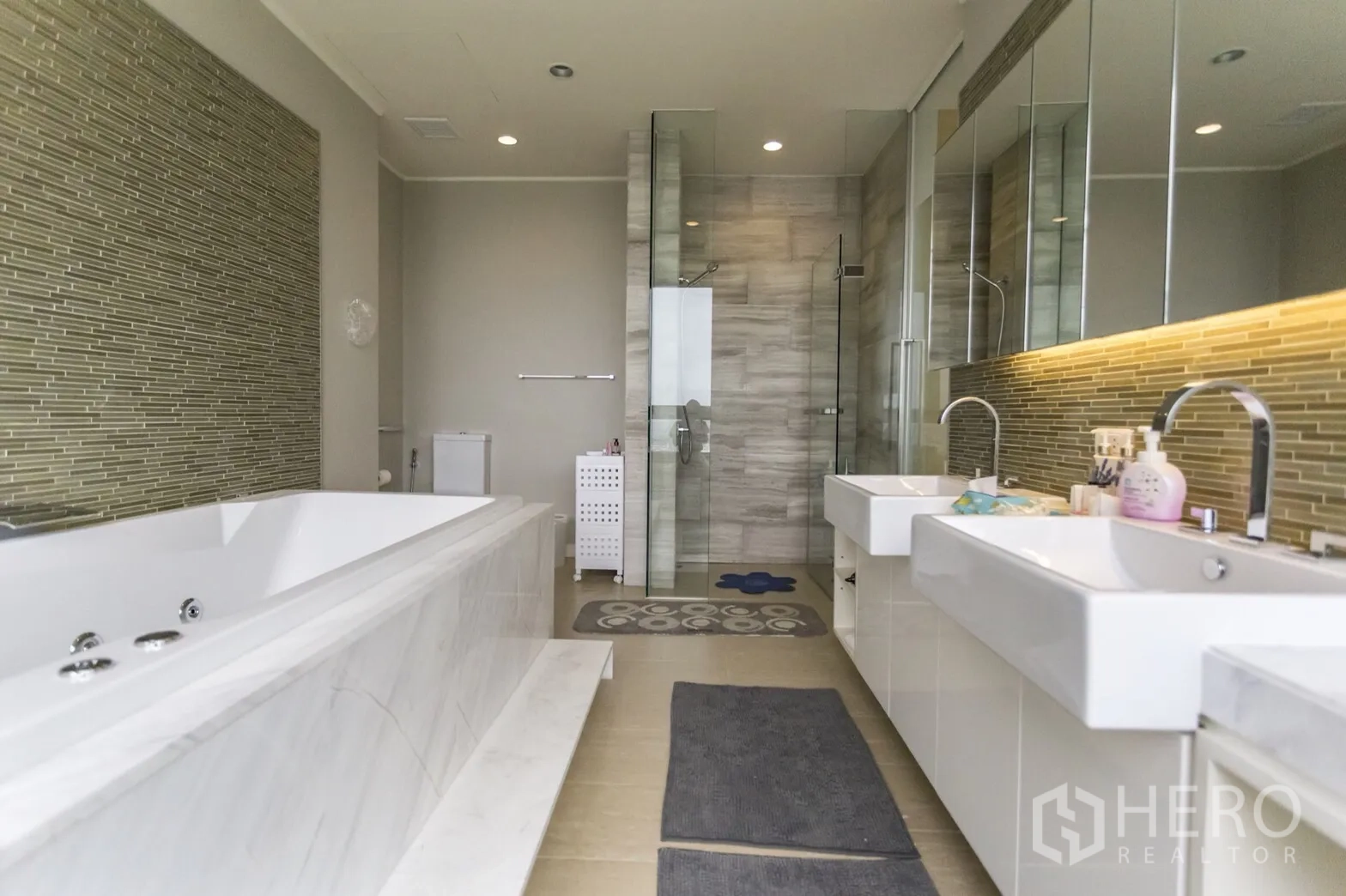 Condominium for rent in Bang Lamung, Chon Buri - Luxury bathroom with soaking tub, double vanities, and glass-enclosed shower.