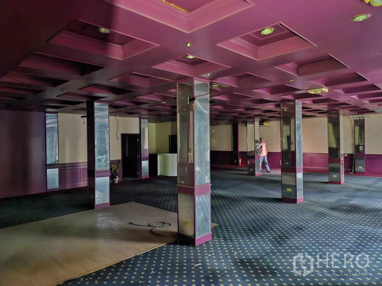 อาคารพาณิชย์ ให้เช่าในBang Rak, Bangkok - ประตูกระจกฝ้า ทางเข้าอาคาร พร้อมป้ายภาษาไทยและที่จับดึง