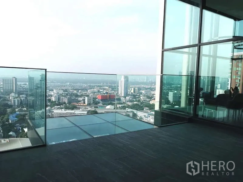 คอนโด ให้เช่าหรือขายในWatthana, Bangkok - ระเบียงสูงพร้อมราวกระจกมองเห็นวิวเมืองกรุงเทพฯ