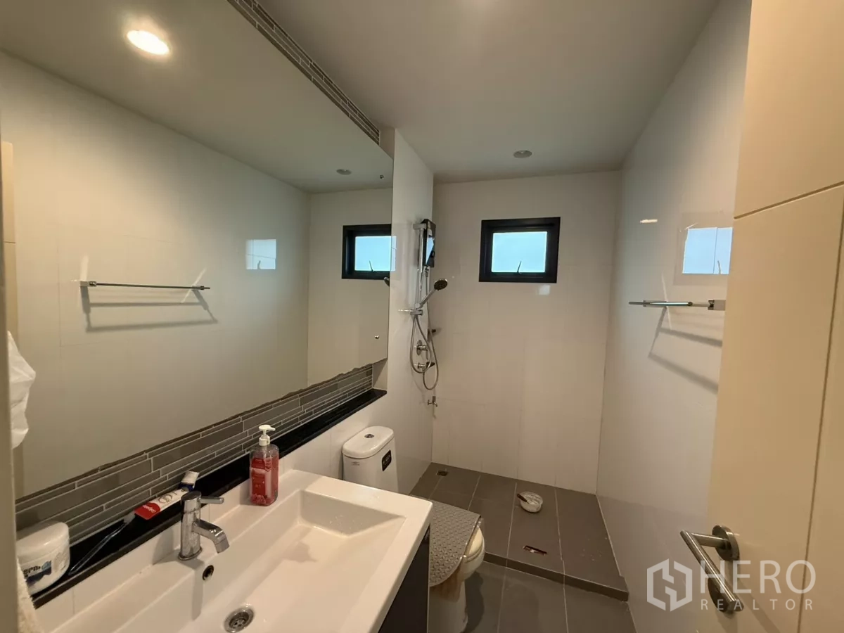 บ้าน ให้เช่าในBang Kapi, Bangkok - ห้องน้ำพร้อมอ่างล้างหน้า โถสุขภัณฑ์ และส่วนอาบน้ำแยก