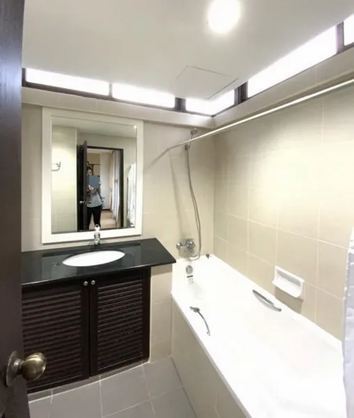 คอนโด ให้เช่าหรือขายในWatthana, Bangkok - ห้องน้ำที่สองมีอ่างอาบน้ำ ฝักบัว อ่างล้างหน้า และกระจกบานใหญ่