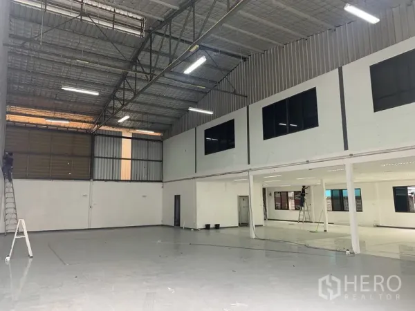货栈 出租在Suan Luang, Bangkok - 宽阔仓库地面，钢梁屋架与上层窗户