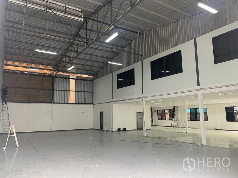 货栈 出租在Suan Luang, Bangkok - 宽阔仓库地面，钢梁屋架与上层窗户