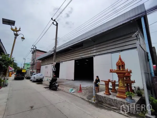 คลังสินค้า ให้เช่าในBang Phli, Samut Prakan - ทางเข้าโกดังติดถนนท้องถิ่น ประตูกว้างและมีลานหน้าอาคาร