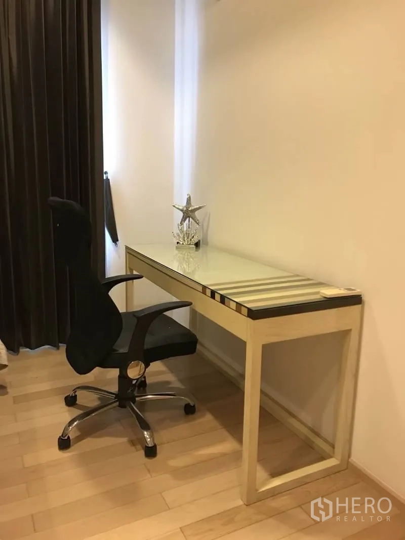 คอนโด ให้เช่าในKhlong Toei, Bangkok - มุมทำงานที่บ้าน โต๊ะทำงานดีไซน์เรียบ เก้าอี้ล้อหมุน และผ้าม่านสูงจรดพื้น