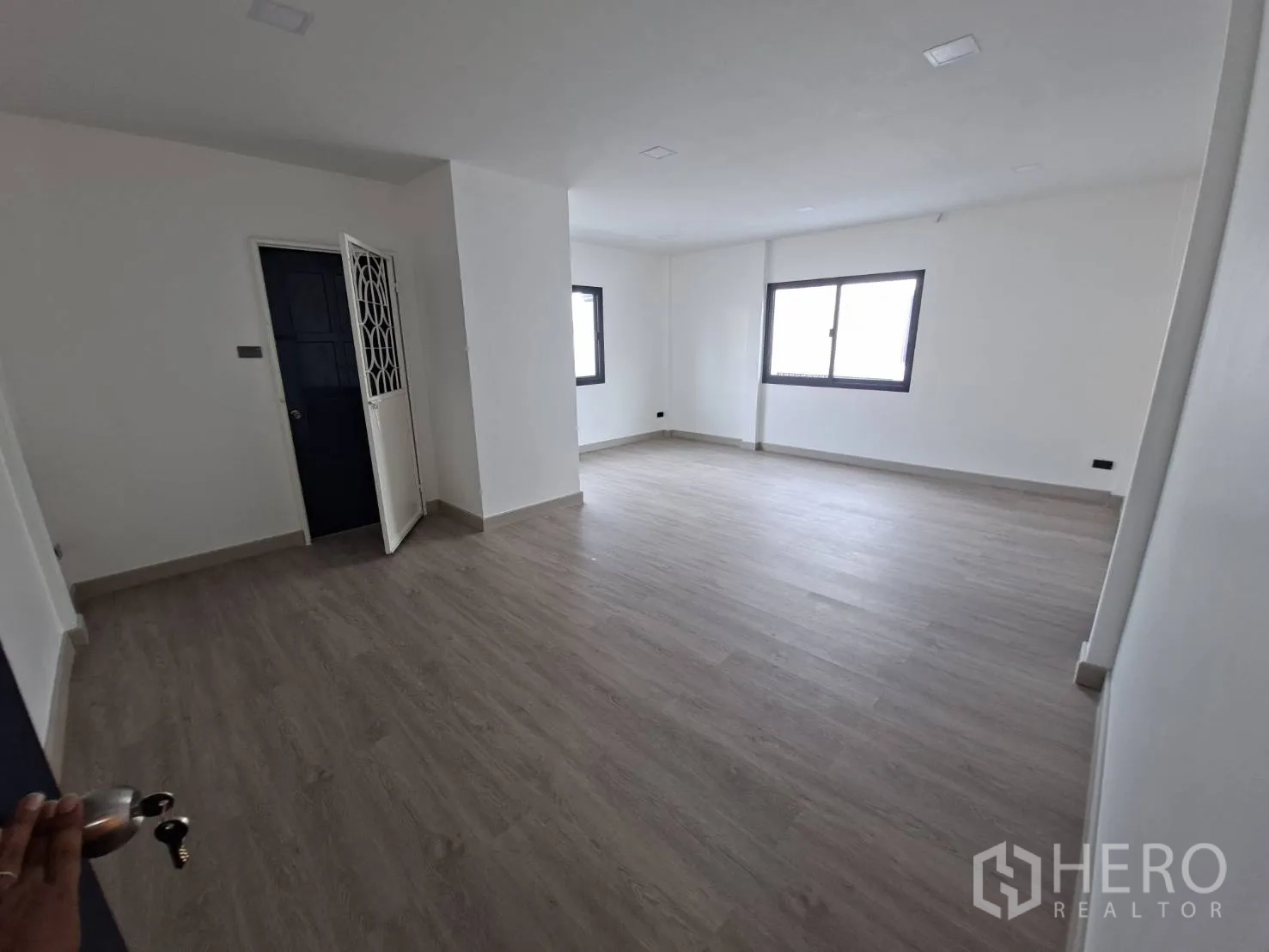 家庭办公室 for rent in Phra Khanong, Bangkok - 宽敞卧室，白墙与一扇窗。