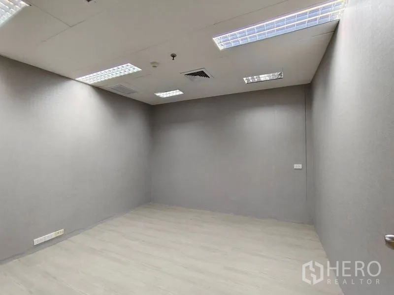 Office Space for rent or sale in Pathum Wan, Bangkok - Enclosed meeting room with bright lighting and neutral finishes.