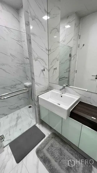 คอนโด ให้เช่าในWatthana, Bangkok - พื้นที่อาบน้ำกระจกใสข้างอ่างล้างหน้า ในห้องน้ำลายหินอ่อน