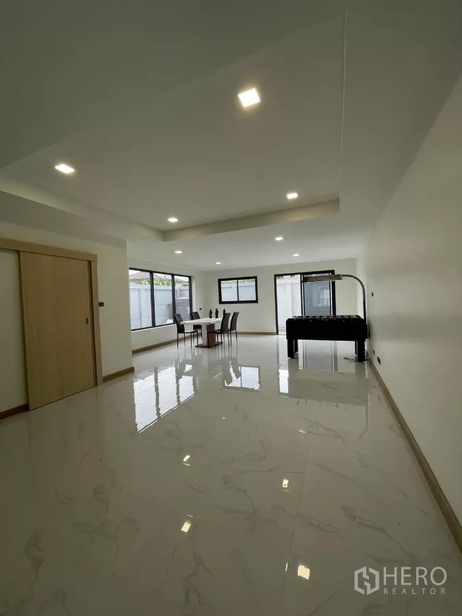 Home Office for rent in Khan Na Yao, Bangkok - Spacious ground-floor open-plan area with glossy tiles, large windows and recessed lighting.