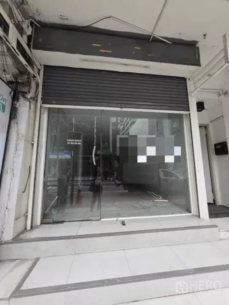 零售空间 出租在Watthana, Bangkok - 临街玻璃门面配金属卷帘与台阶入口，位于阿索克商铺。