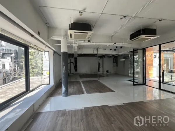พื้นที่ขายปลีก ให้เช่า - โถงร้านกว้าง พื้นกระเบื้องผสมลามิเนตลายไม้ ประตูกระจก เห็นวิวเมือง