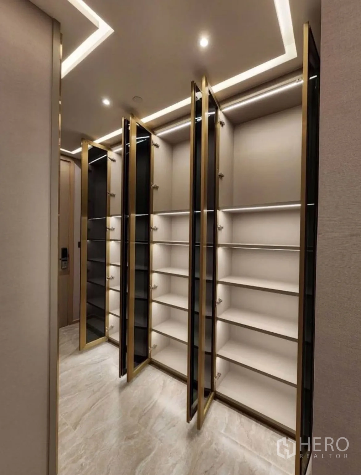 公寓 出租在Din Daeng, Bangkok - 走廊式步入柜，玻璃门与LED照明