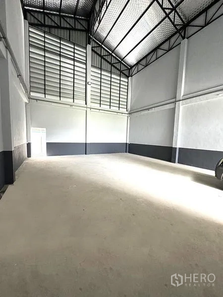 คลังสินค้า ให้เช่าในKhlong Luang, Pathum Thani - ฮอลล์เก็บของเพดานสูง โครงหลังคาเหล็ก ผนังระบายอากาศ พื้นคอนกรีต