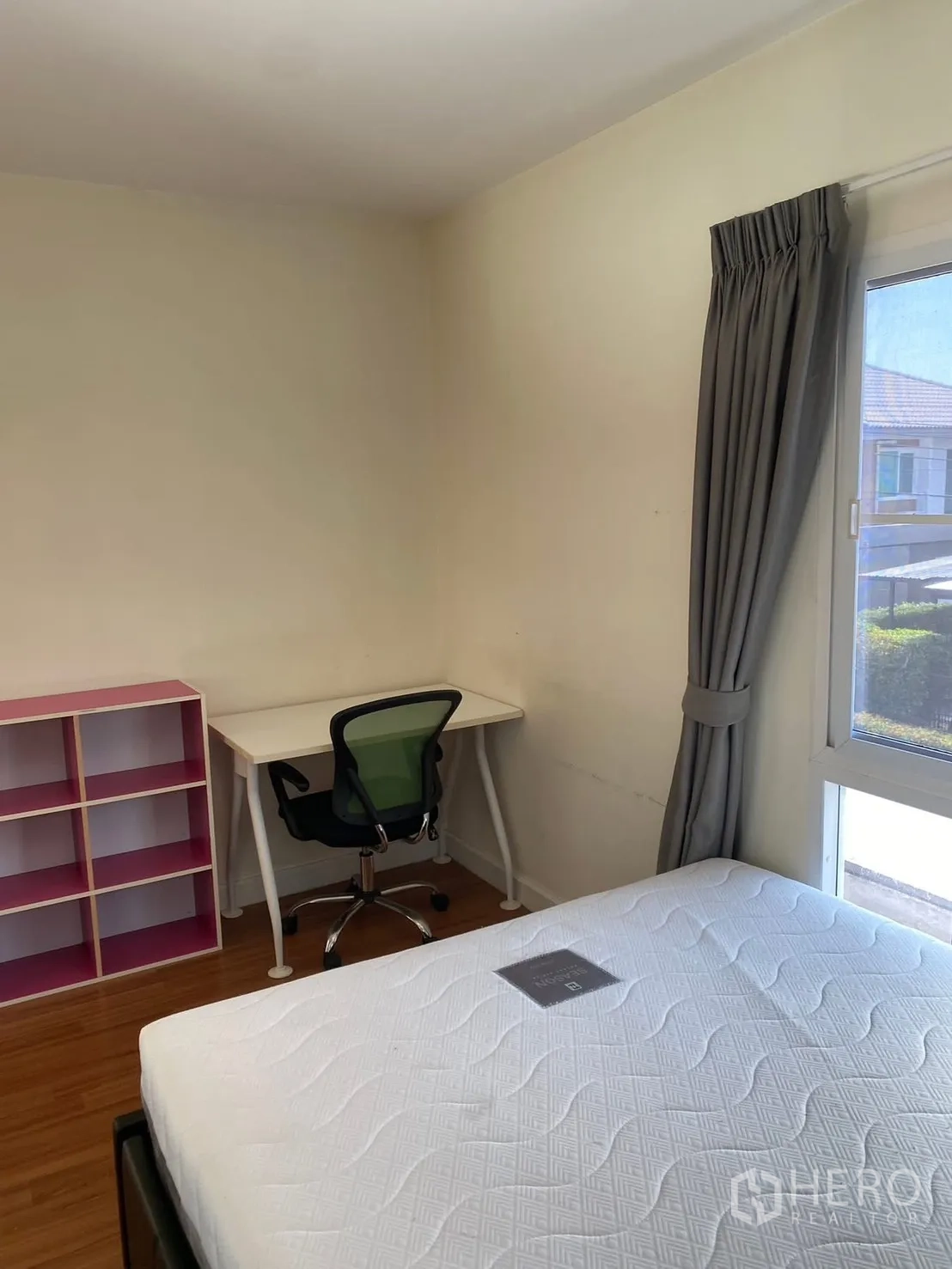 Detached House for rent in Prawet, Bangkok - Secondary bedroom with desk, chair, shelving, and a bed by the window.