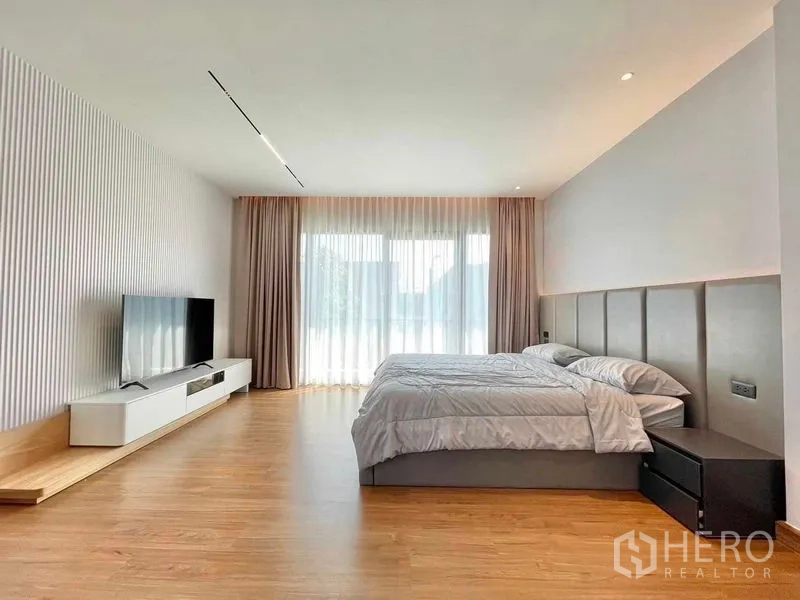 Detached House for rent in Bang Phli, Samut Prakan - Large master bedroom with king bed, TV console and wide window for natural light.