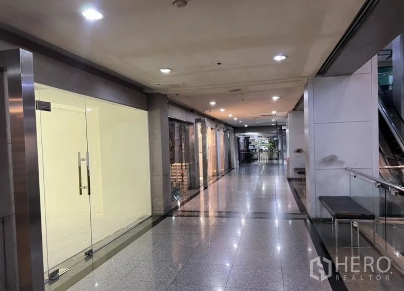 零售空间 出租在Watthana, Bangkok - 带扶梯通达的商业走廊，多间店铺排布。