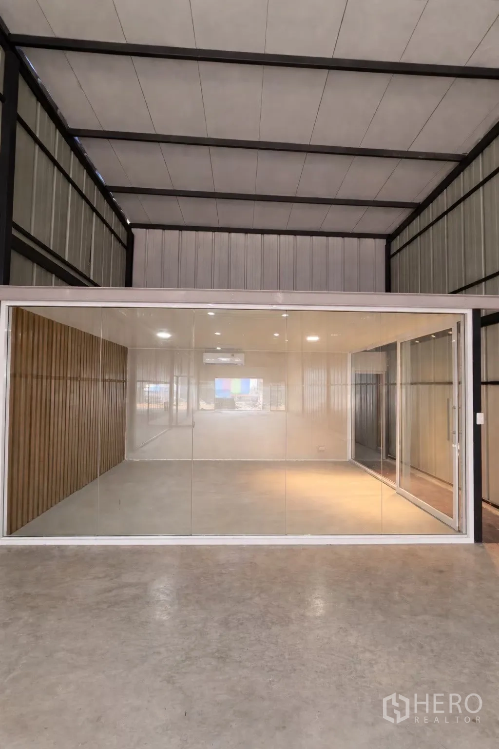 仓库 for rent in Bueng Kum, Bangkok - 仓库内部带玻璃办公室、混凝土地面与钢结构屋顶。