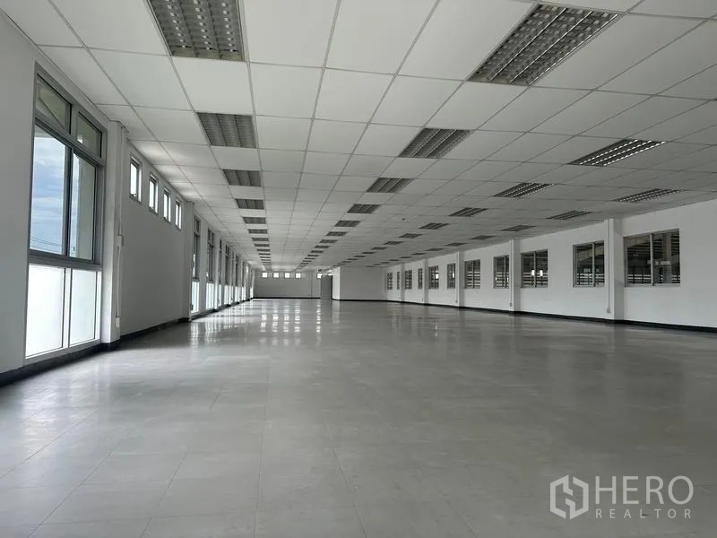 工厂 出租在Pathum Thani - 明亮的楼上办公区，地砖与格栅吊顶。