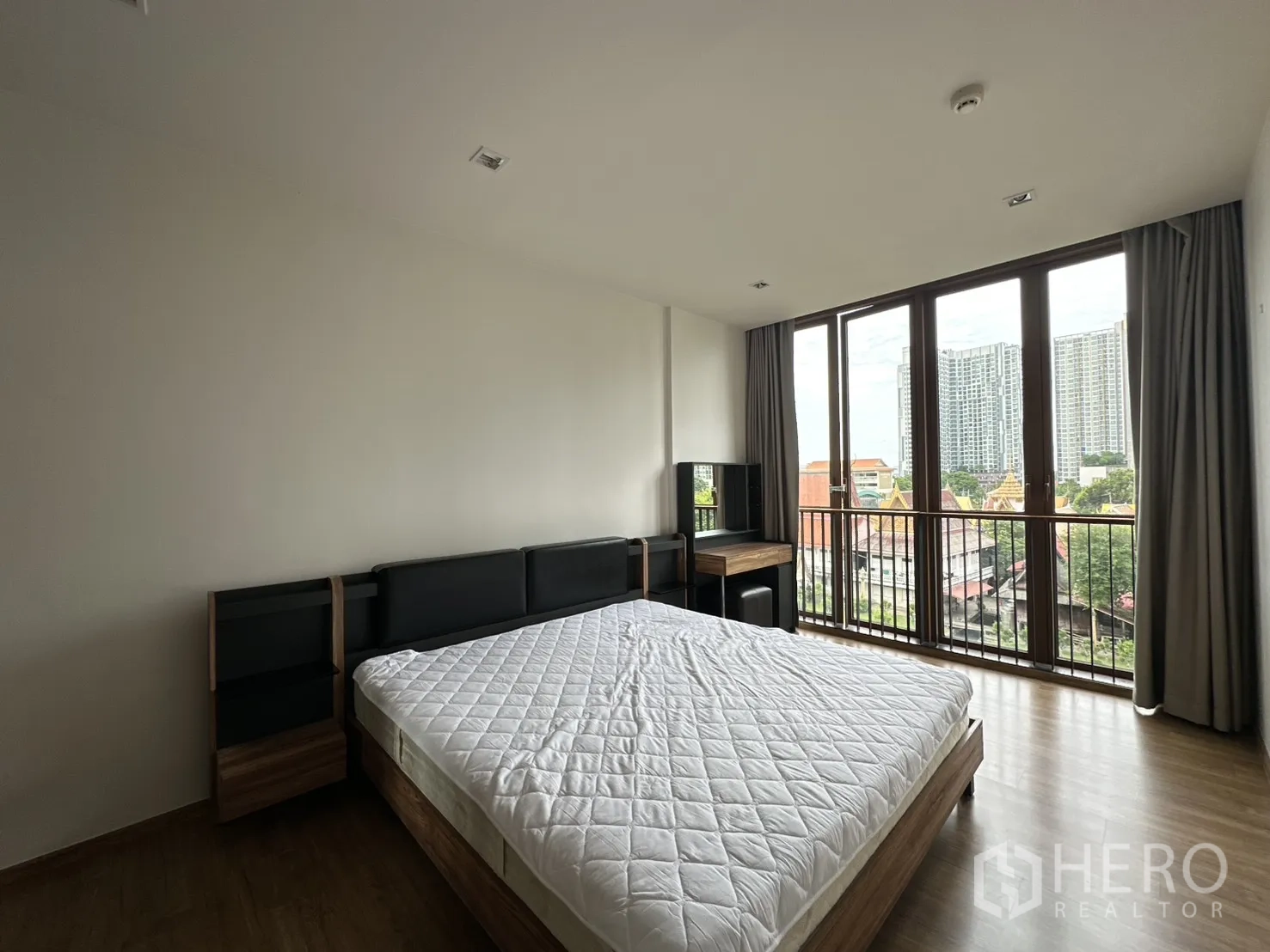 คอนโด for rent in Watthana, Bangkok - ห้องนอนใหญ่เชื่อมระเบียง มองเห็นสกายไลน์