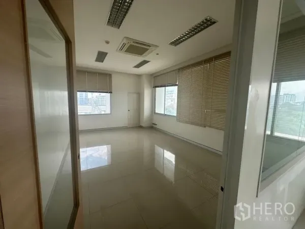 สำนักงาน ให้เช่าในPrawet, Bangkok - ห้องประชุมกั้นกระจก ม่านบังตา ไฟดาวน์ไลท์ และแอร์แบบคาสเซ็ต