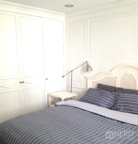 คอนโด ให้เช่าในPathum Wan, Bangkok - ห้องนอนอบอุ่น พร้อมตู้เสื้อผ้าบิวท์อินสีขาวและชุดเครื่องนอนลายทาง