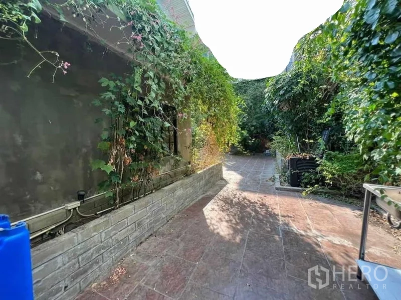 พื้นที่ขายปลีก ให้เช่าในPhaya Thai, Bangkok - ทางเดินสวนข้างอาคารมีไม้เลื้อยและกระบะต้นไม้