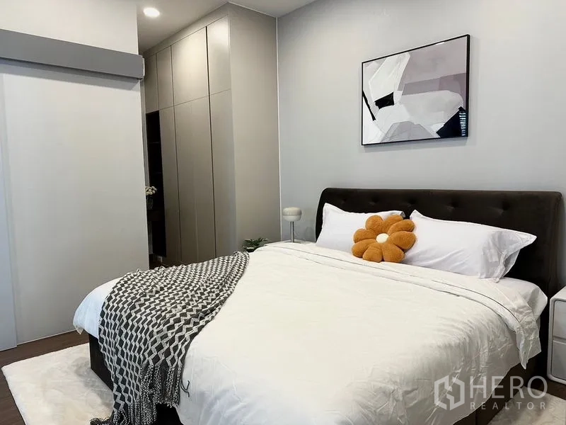 Detached House for rent or sale in Bang Phli, Samut Prakan - Cozy bedroom with upholstered bed, bedside tables and full-height wardrobe.