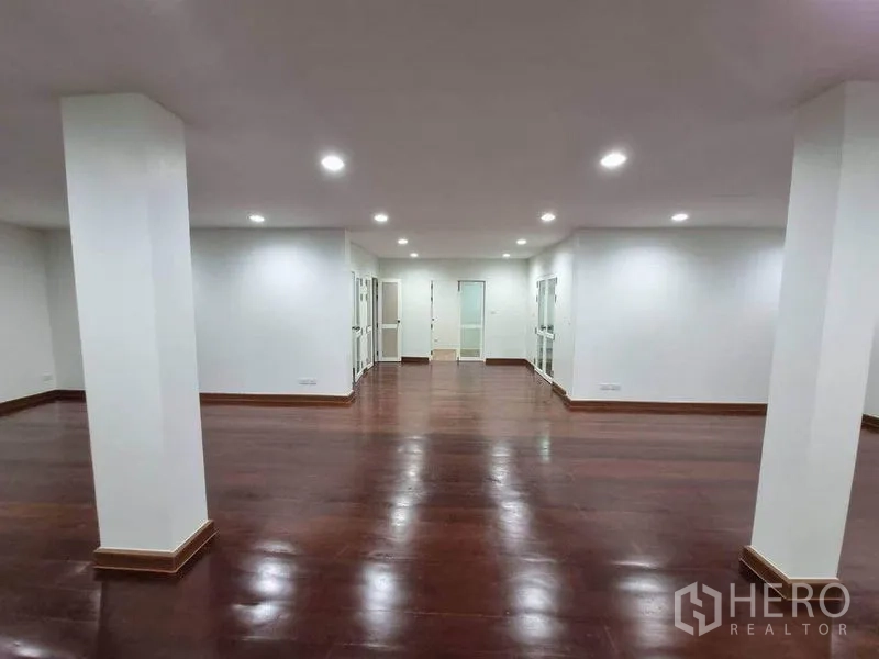 อาคารพาณิชย์ ให้เช่าในBang Rak, Bangkok - ชั้นใช้งานแบบโอเพ่นสเปซ พื้นไม้ เสาและประตูกระจกหลายบาน