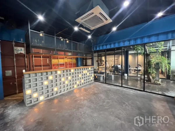 พื้นที่ขายปลีก ให้เช่า - ภายในร้านสไตล์อินดัสเทรียล เคาน์เตอร์บล็อกแก้วมีไฟ พื้นปูนขัดมัน ผนังกระจก และแอร์แขวนเพดาน ใกล้เอกมัย