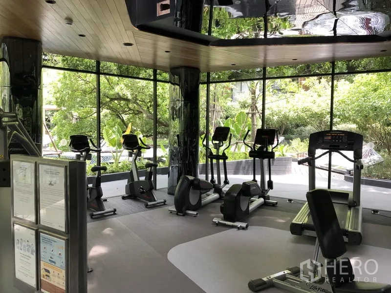 คอนโด ให้เช่าในWatthana, Bangkok - ห้องฟิตเนสพร้อมลู่วิ่งและจักรยาน ออกกำลังกาย มองเห็นสวนเขียวผ่านกระจกเต็มบาน
