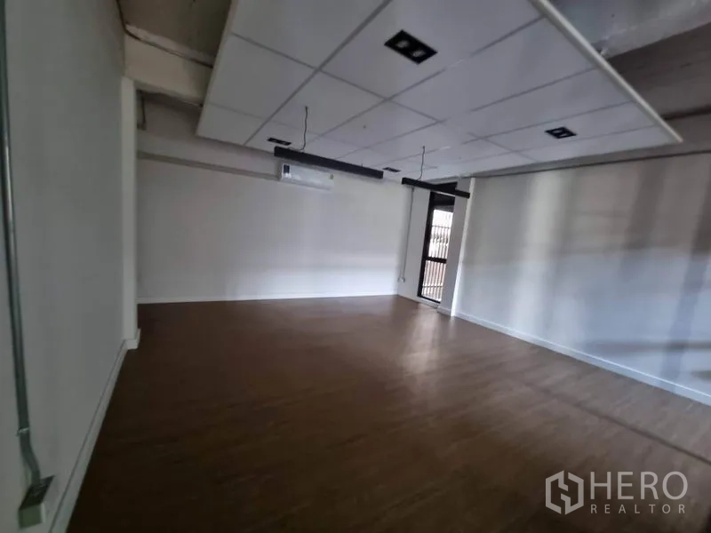 带办公室的家 出租或出售在Phaya Thai, Bangkok - 带吊顶板的工作间，木地板，并有通向室外的门。