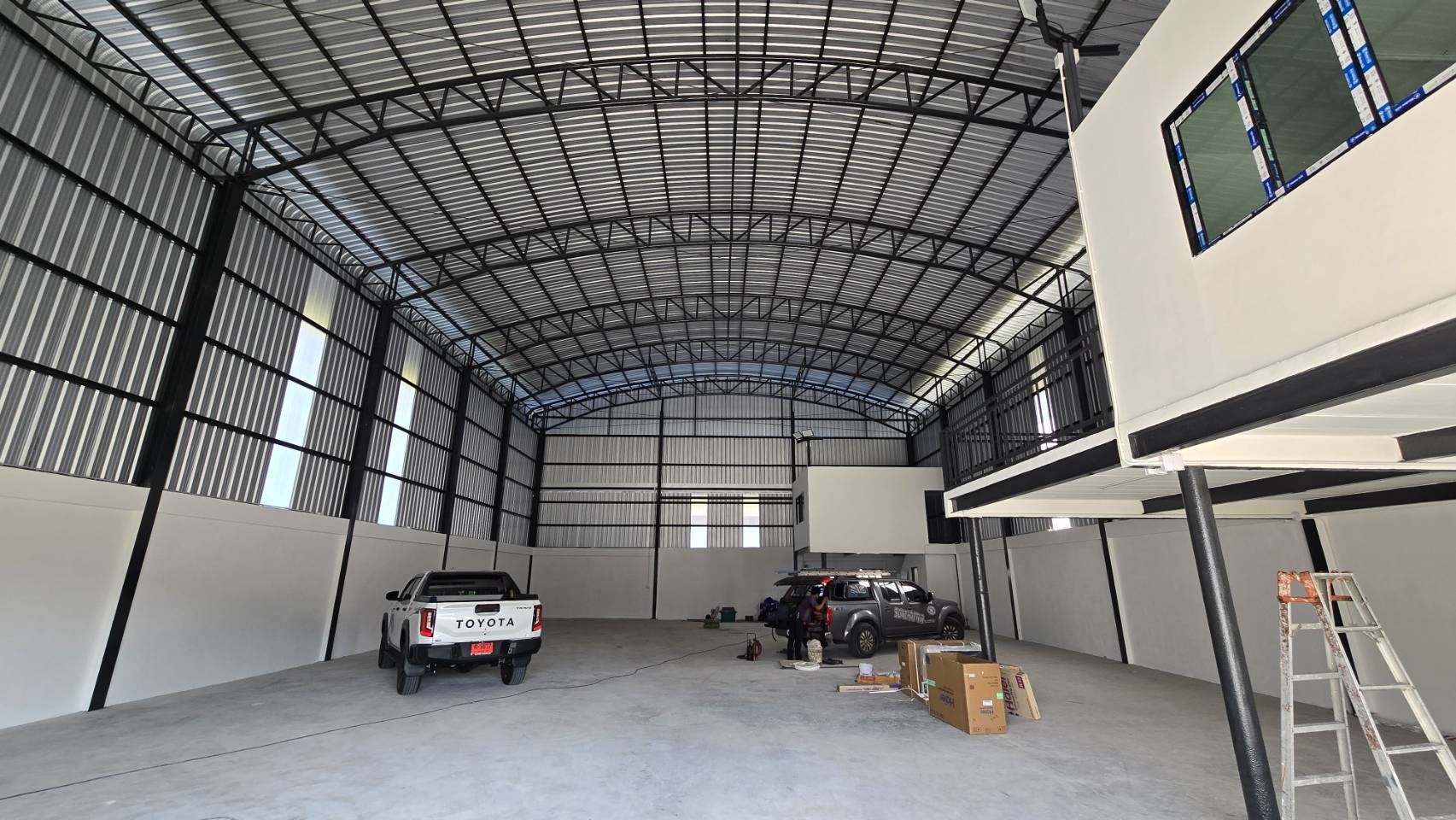 货栈 出租在Bang Phli, Samut Prakan - 仓库大厅展示钢结构桁架、采光屋面板与平整混凝土地面。