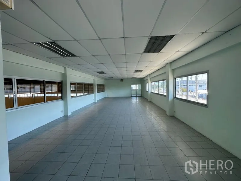 โรงงาน ให้เช่าในChon Buri - พื้นที่สำนักงานแบบเปิดโล่ง ทางเดินยาว ปูกระเบื้อง มีหน้าต่างรับแสงธรรมชาติ