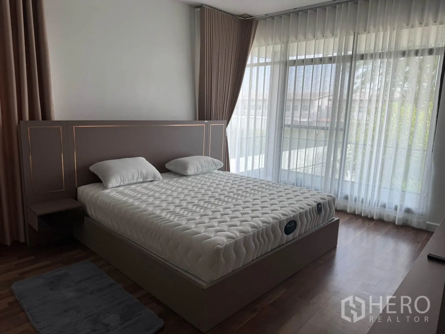บ้านเดี่ยว for rent in Prawet, Bangkok - ห้องนอนเตียงขนาดใหญ่ กระจกเต็มผนัง และม่านสองชั้น
