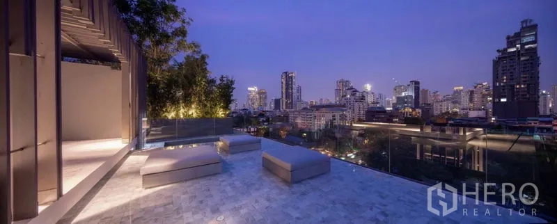 คอนโด ให้เช่าในWatthana, Bangkok - เทอเรซบนดาดฟ้าเวลากลางคืน ชมวิวสกายไลน์พร้อมเบาะนั่งเล่น