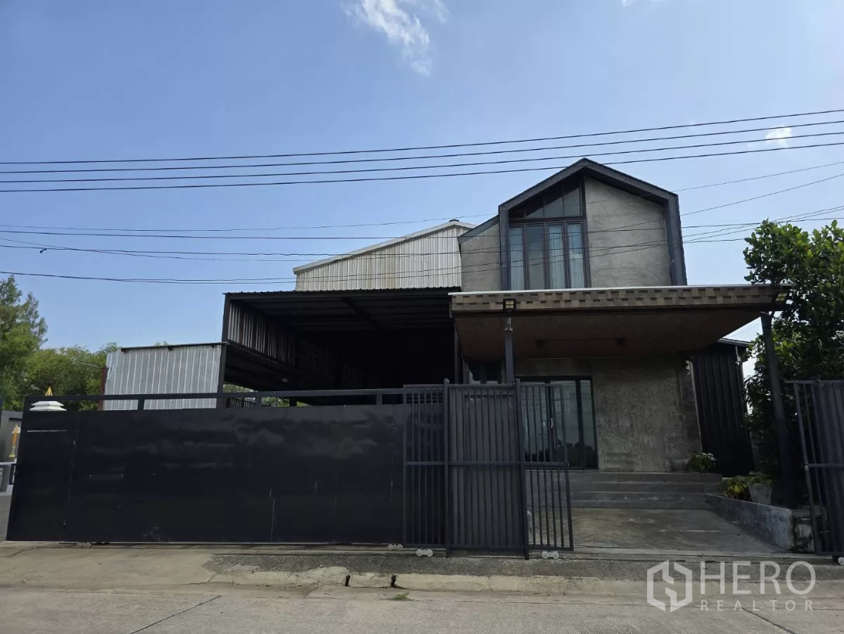 Warehouse for sale in Lat Lum Kaeo, Pathum Thani - Gated street-front warehouse with two-storey office facade and metal roof in Lat Lum Kaeo, Pathum Thani.