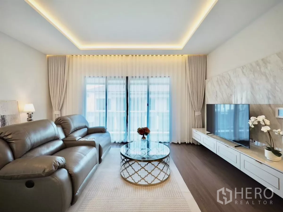 Detached House for rent in Bang Phli, Samut Prakan - Cozy upstairs TV lounge with leather recliner, LED ceiling and large windows.