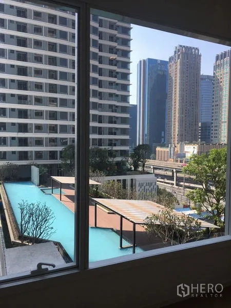 คอนโด ให้เช่าหรือขายในChatuchak, Bangkok - มุมมองจากหน้าต่างเห็นสระว่ายน้ำคอนโดและตึกสูงใจเมือง