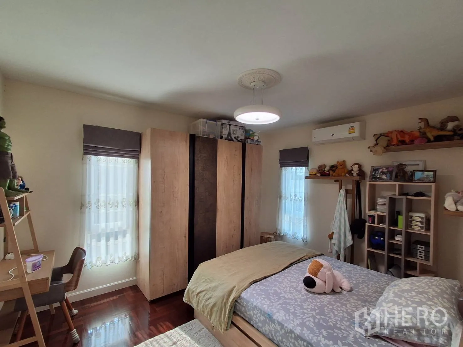 Detached House for rent or sale in Ban Chang, Rayong - Cozy bedroom with bed, large wardrobes, study desk, shelves and air conditioning.