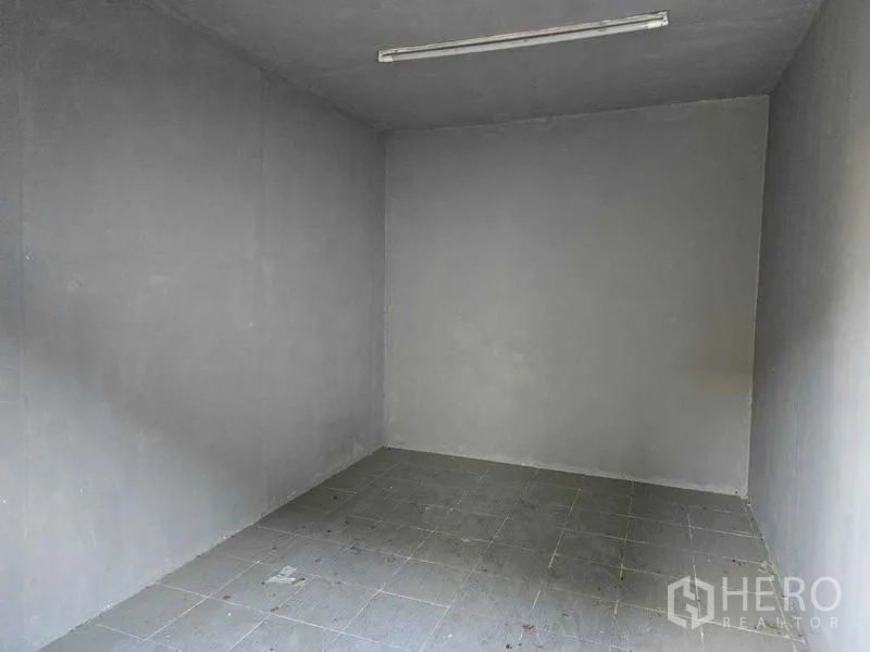 带办公室的家 出租在Prawet, Bangkok - 空置灰色储物间，瓷砖地面与日光灯。