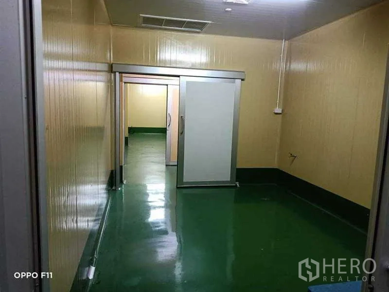 คลังสินค้า ให้เช่าหรือขายในMueang Samut Sakhon, Samut Sakhon - ทางเดินสะอาดไปสู่ประตูบานเลื่อนและจุดยูทิลิตี้