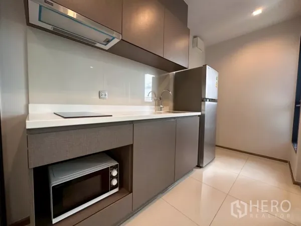 คอนโด ให้เช่าในChatuchak, Bangkok - ครัวบิวท์อินทันสมัย มีเตาไฟฟ้า เครื่องดูดควัน ไมโครเวฟ และตู้เย็น