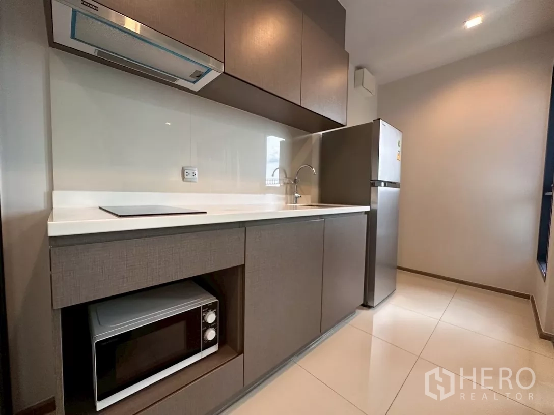 คอนโด ให้เช่าในChatuchak, Bangkok - ครัวบิวท์อินทันสมัย มีเตาไฟฟ้า เครื่องดูดควัน ไมโครเวฟ และตู้เย็น