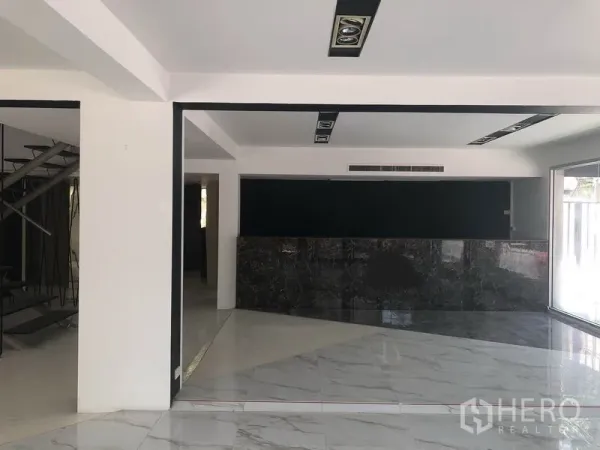 零售空间 出租在Watthana, Bangkok - 宽敞展厅区，带大理石前台、嵌入式照明与大幅展示窗。